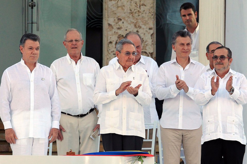  Colombian President Juan Manuel Santos, Norwegian Foreign Minister Boerge Brende, Cuban President Raul Castro, Argentina President Mauricio Macri and FARC leader Rodrigo Londono Echeverri, alias 'Timochenko', applaud during the signing of the peace agreement