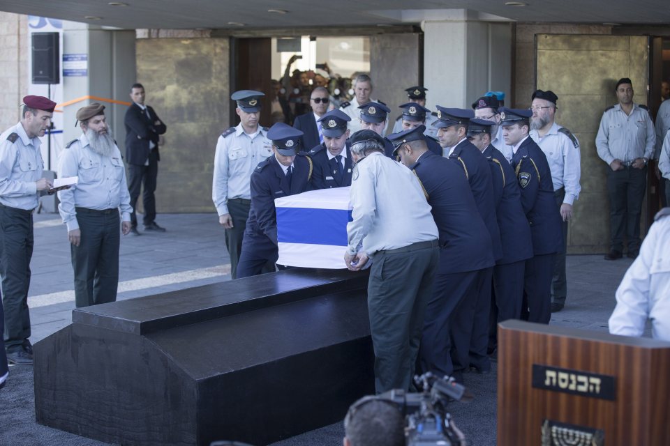 The guards placed the coffin outside the Knesset in Jerusalem ahead of the funeral tomorrow