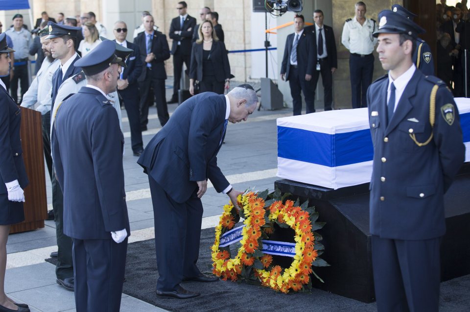 Netanyahu laid a wreath by Peres' casket outsaide the Israeli parliament today