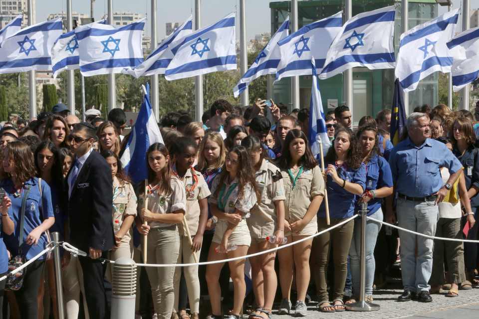 Thousands of mourners have been arriving to say their goodbyes to Peres