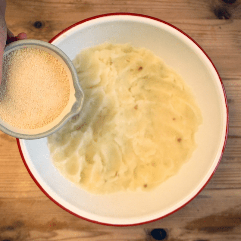  Combine the breadcrumbs with the mashed potato