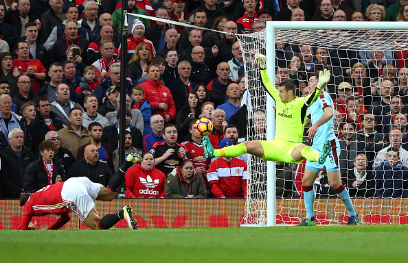 MANCHESTER, ENGLAND - OCTOBER 29: Thomas Heaton of Burnley (R) saves a shot during the Premier League match between Manchester United and Burnley at Old Trafford on October 29, 2016 in Manchester, England. (Photo by Alex Livesey/Getty Images)