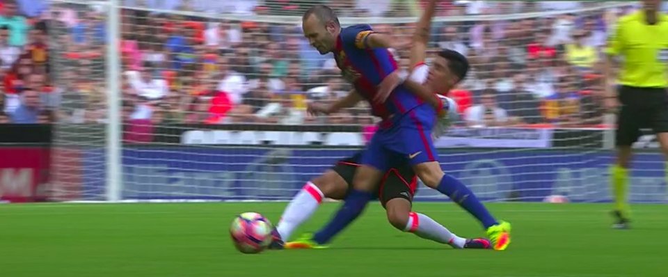 Andres Iniesta's season in jeopardy after serious-looking knee injury at Mestalla