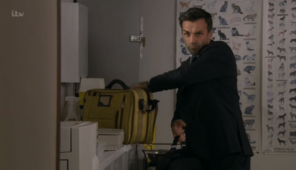  Pierce hides Rhona's tshirt in Paddy's bag to get revenge on him