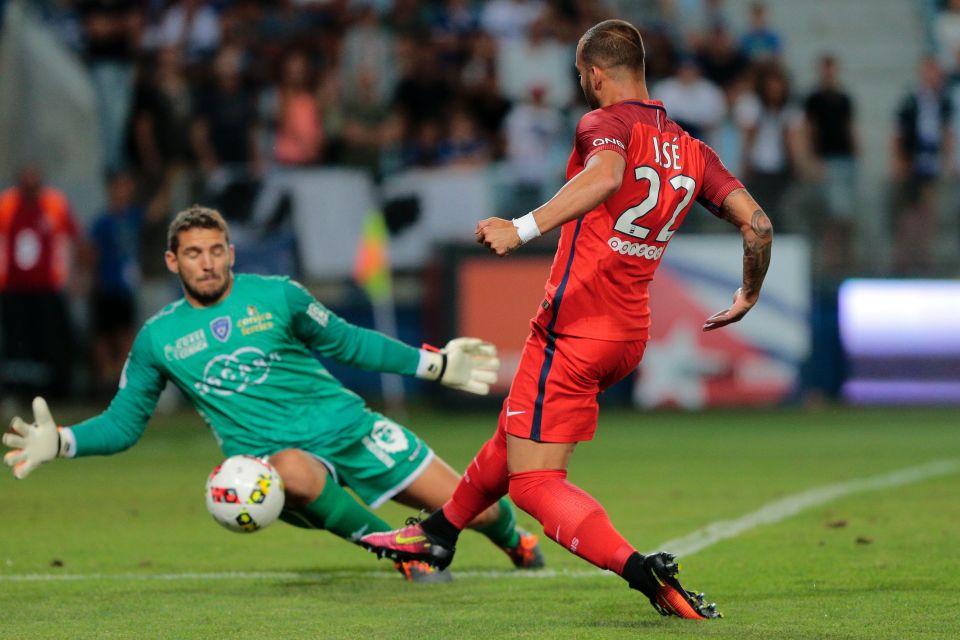 Paris Saint-Germain's Spanish forward Jese Rodriguez Ruiz (R) tries to score during the French Ligue 1 footbal match Bastia (SCB) against Paris Saint Germain (PSG) on August 12, 2016 at the Armand Cesari stadium in Bastia on the French Mediterranean island of Corsica. AFP PHOTO / PASCAL POCHARD-CASABIANCA / AFP / PASCAL POCHARD CASABIANCA (Photo credit should read PASCAL POCHARD CASABIANCA/AFP/Getty Images)