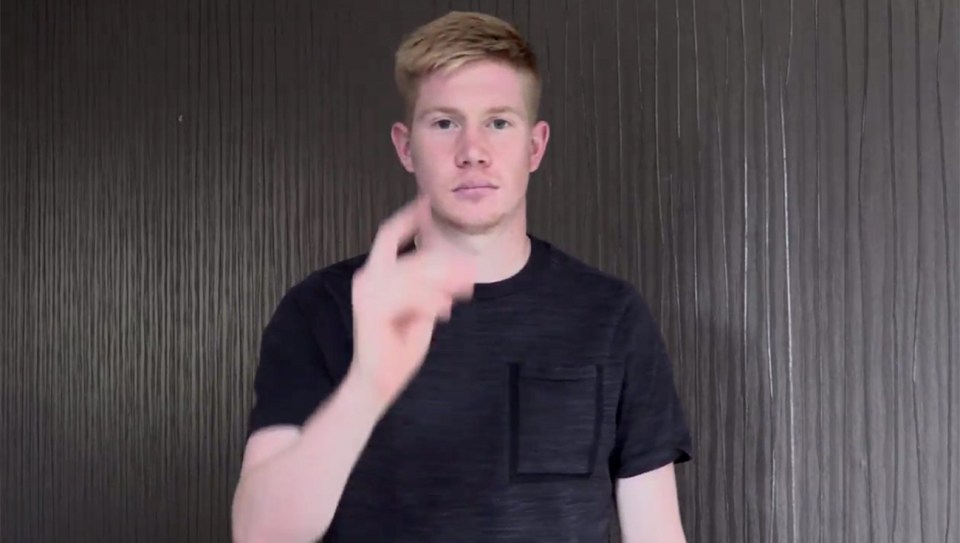 Kevin De Bruyne clicks his fingers on his Twitter video