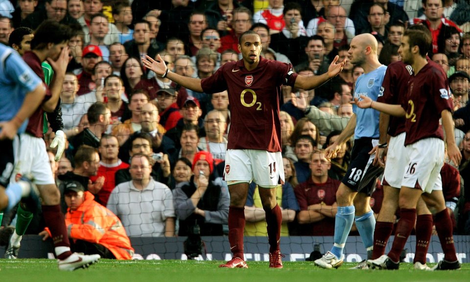 Arsenal's Robert Pires (L) hangs his head after missing a penalty against Manchester City as team mate Thierry Henry (C) reacts during their English Premier League soccer match at Highbury in London October 22, 2005. Arsenal won the match 1-0. NO ONLINE/INTERNET USE WITHOUT A LICENCE FROM THE FOOTBALL DATA CO LTD. FOR LICENCE ENQUIRIES PLEASE TELEPHONE +44 207 298 1656 REUTERS/Dylan Martinez Arsenal 1, Manchester City 0