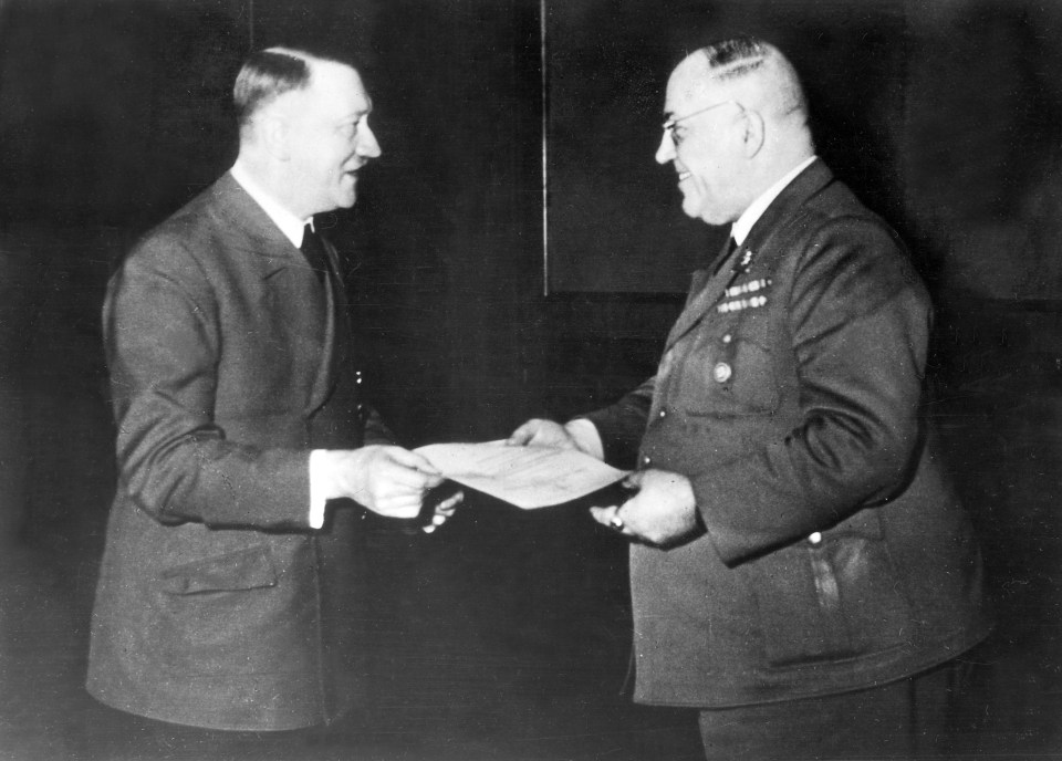 Morell, Theodor Gilbert - Physician, Hitlers personal physician, Germany *22.07.1886-25.05.1948+ Adolf Hitler is honouring Morell with the Knight's Cross of the War Merit Cross at the Fuehrer headquaerters - 1944 - Published by: 'Deutsche Allgemeine