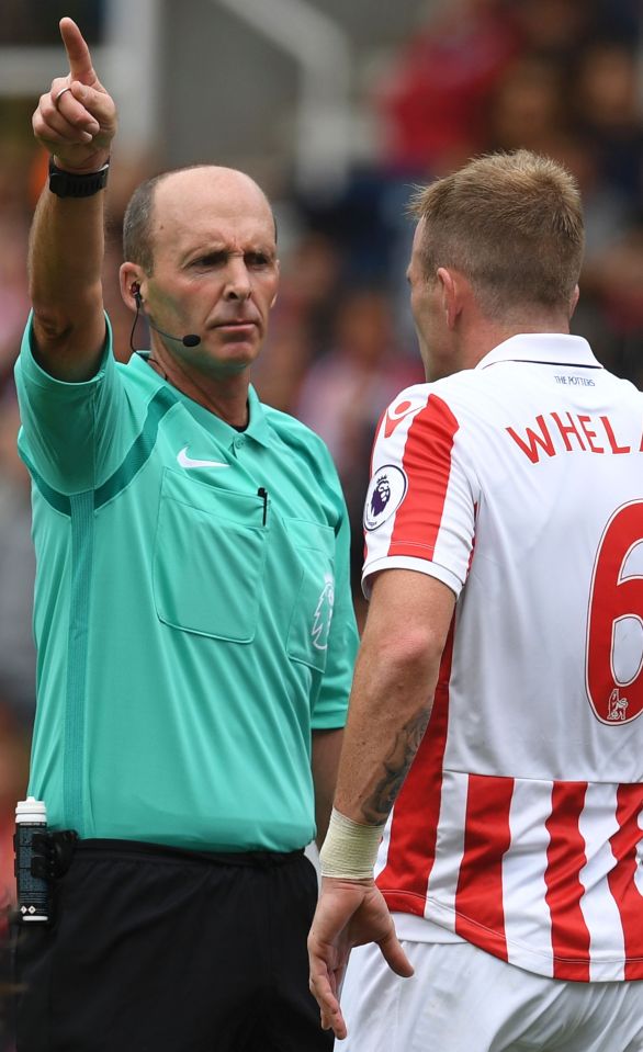  Mike Dean will take charge of Arsenal's clash against Middlesbrough this weekend