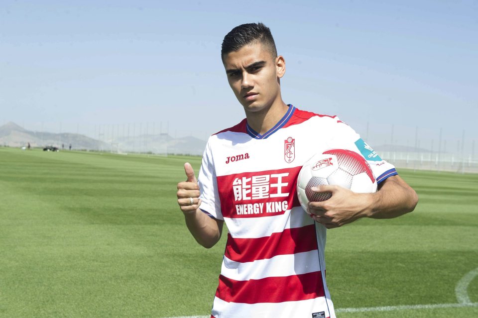 epa05515429 Brazilian midfielder Andreas Pereira poses during his presentation as new player of Granada CF held at Nuevo Los Carmenes stadium in Granada, Andalusia, Spain on 30 August 2016. Pereira has been transfered for a season from Manchester United. EPA/MIGUEL ANGEL MOLINA