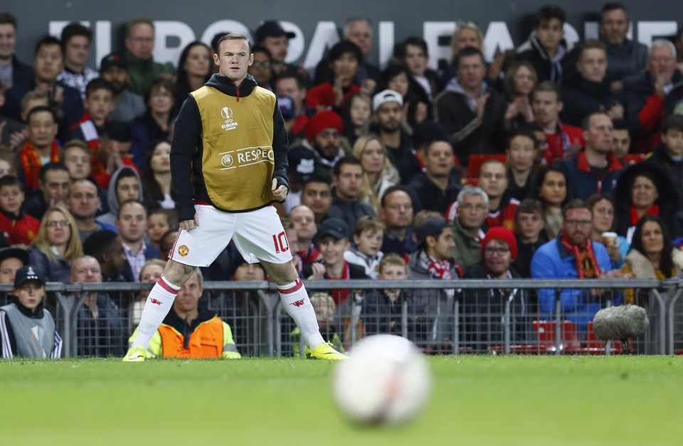 Britain Soccer Football - Manchester United v FC Zorya Luhansk - UEFA Europa League Group Stage - Group A - Old Trafford, Manchester, England - 29/9/16 Manchester United substitute Wayne Rooney warms up on the sidelines Action Images via Reuters / Jason Cairnduff Livepic EDITORIAL USE ONLY.