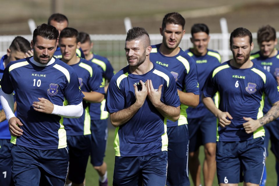 epa05568632 Kosovo's Valon Berisha (C) gestures during the team's training session ahead of the FIFA World Cup 2018 qualifying soccer match between Kosovo and Croatia, in Drenas, Kosovo, 03 October 2016. EPA/VALDRIN XHEMAJ