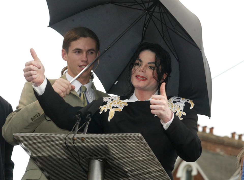  Michael Jackson gives a thumbs up next to former bodyguard Matt Fiddes