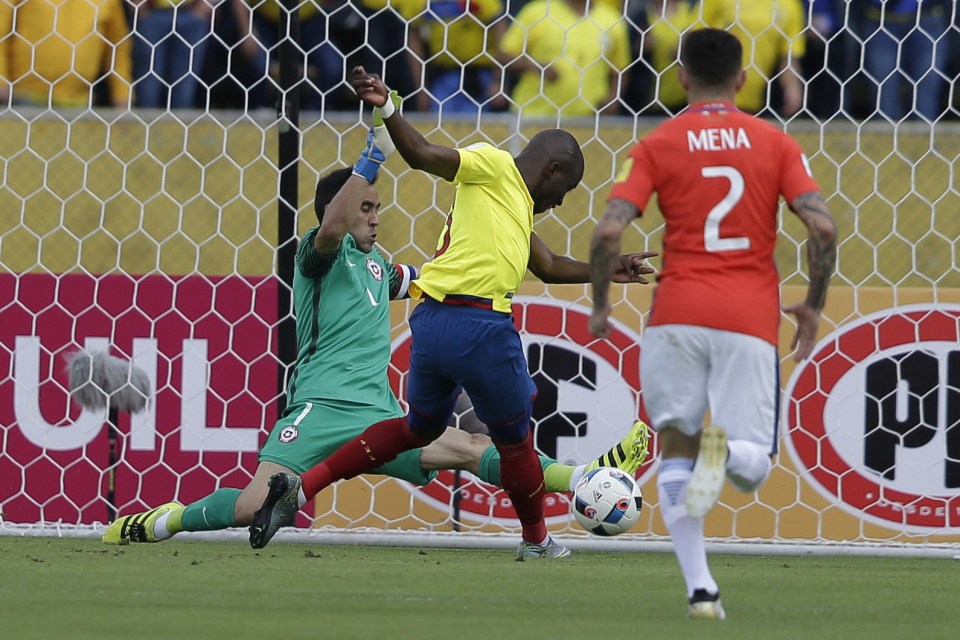 Claudio Bravo blocks a shot from Enner Valencia