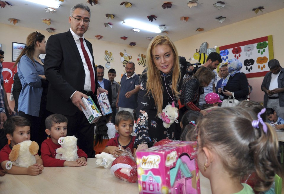  Lindsay Lohan gives presents to Syrian refugee children as she visits a Turkish government-run Syrian refugee camp