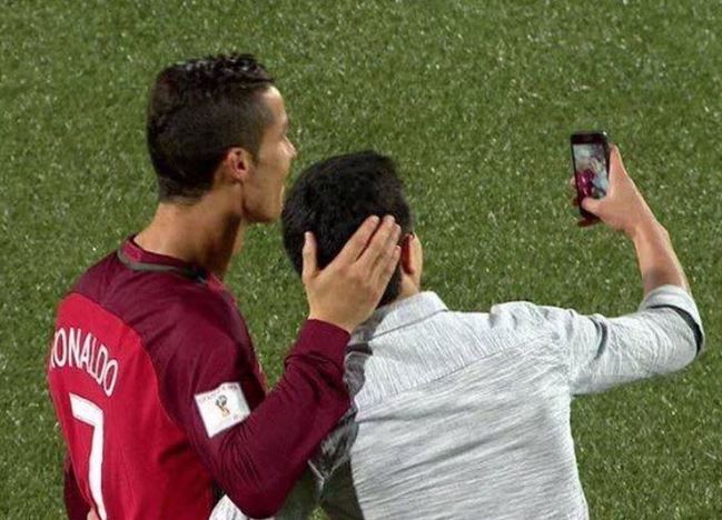  One fan avoids security to get a photo with Cristiano Ronaldo