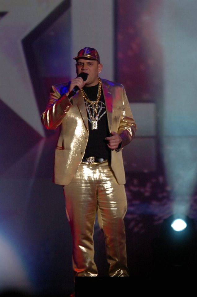  DJ Talent rocking a gold suit - not totally dissimilar to Hone yG's get up on Saturday night