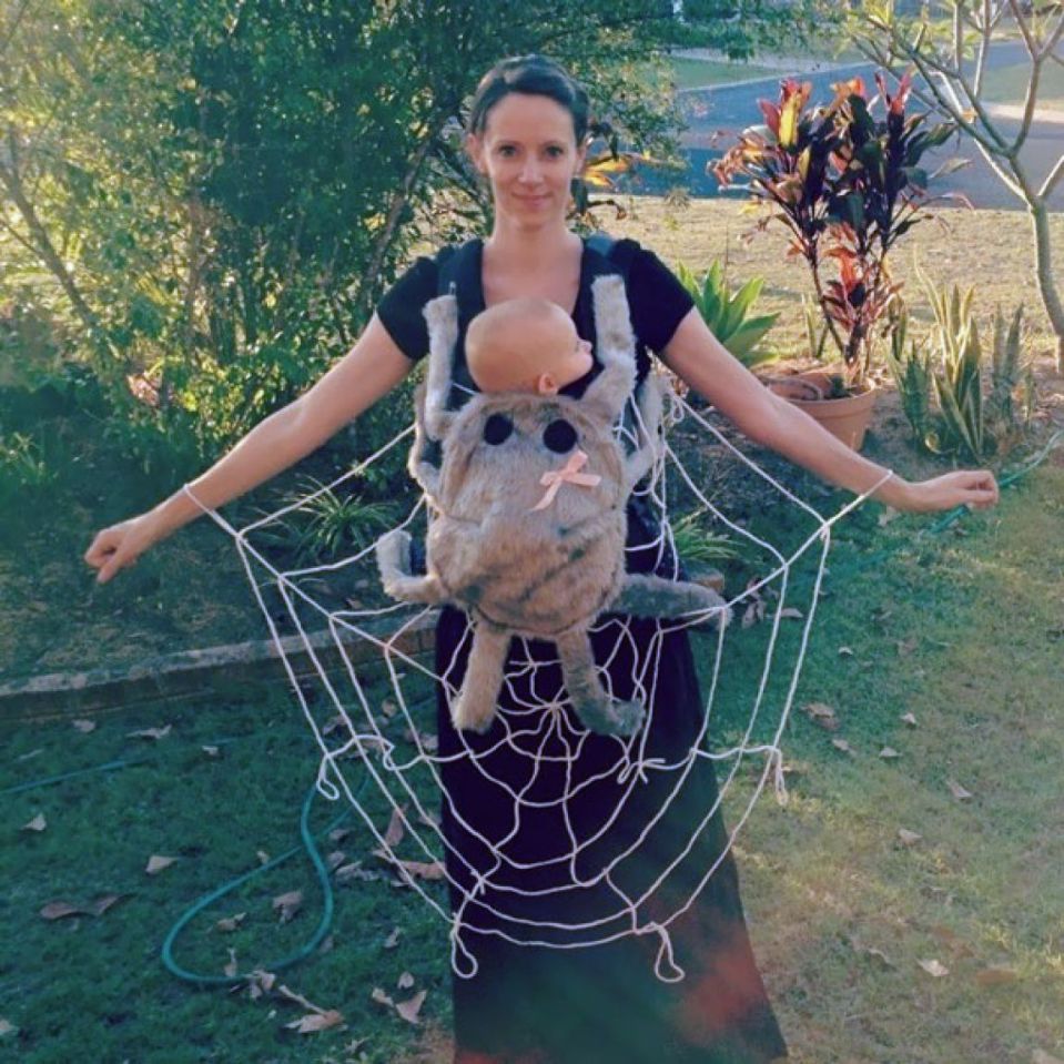  Spider-mum traps her tot in a slippery net