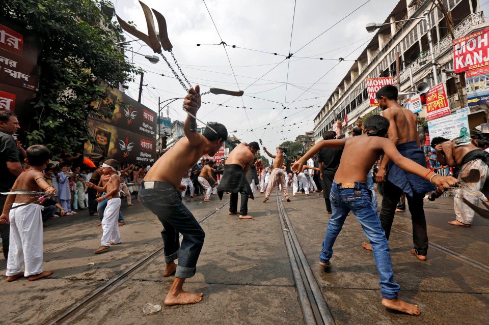  Shi'ite Muslim mourners cut themselves during a Muharram procession to mark Ashura