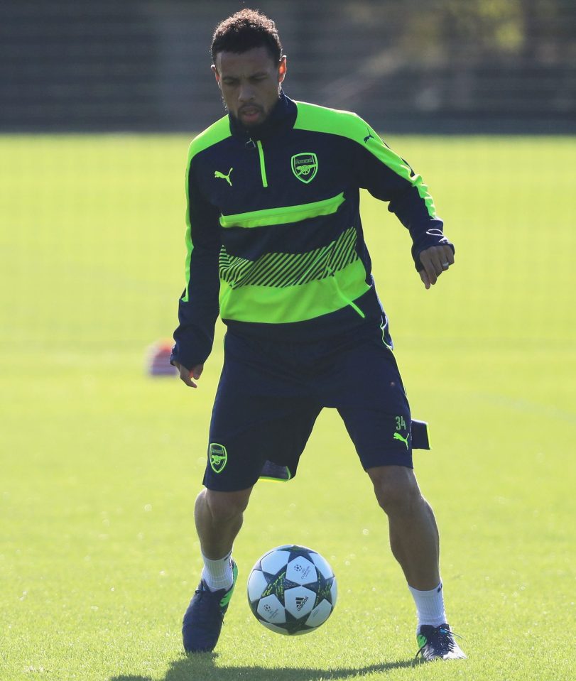  Francis Coquelin trains ahead of Arsenal's match with Ludogorets