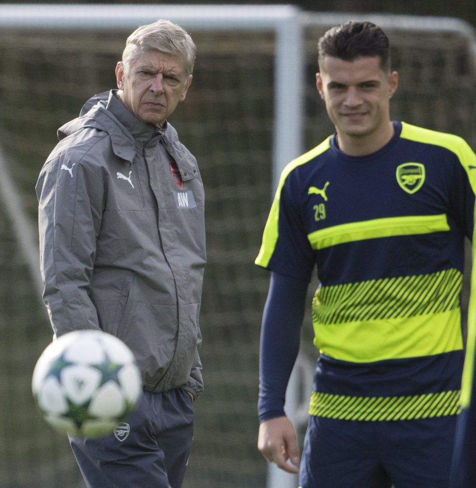  Wenger watches Xhaka train ahead of the clash