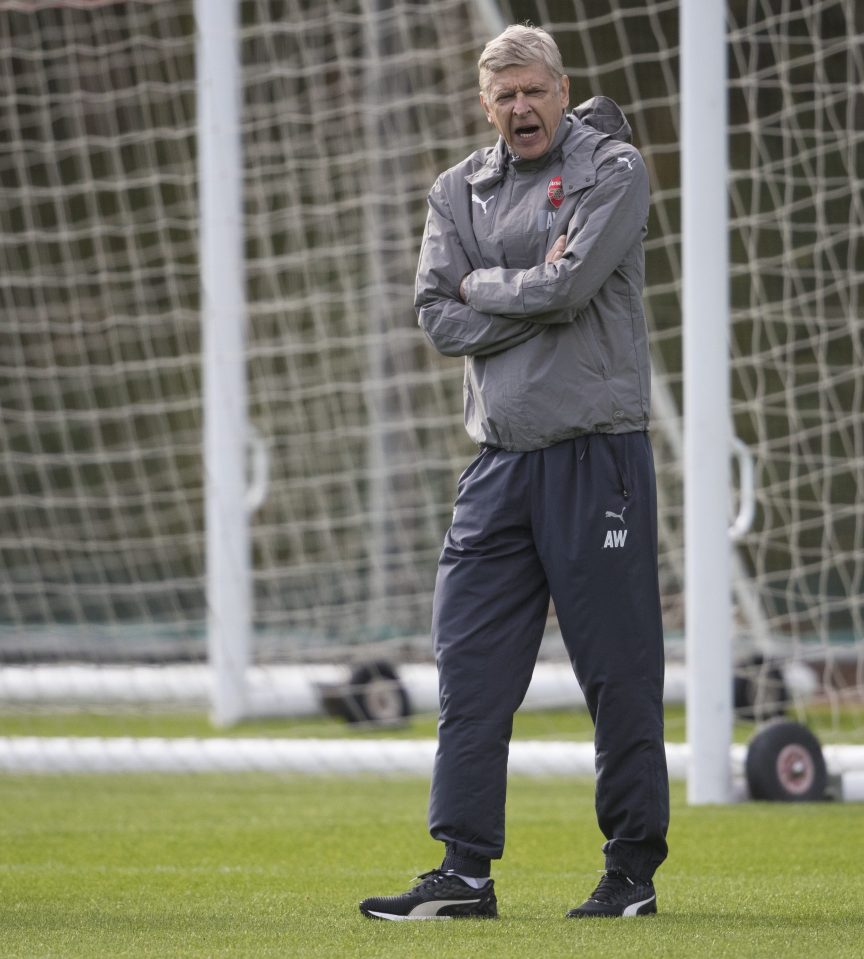  Wenger oversees training before Arsenals Champions League game