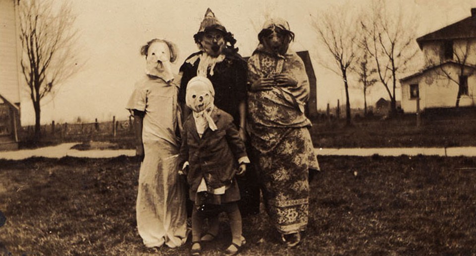 THOUGHT THE CREEPY CLOWN CRAZE WAS SCARY? THEN THESE TERRIFYING PICTURES OF VINTAGE HALLOWEEN COSTUMES WILL GIVE YOU NIGHTMARES