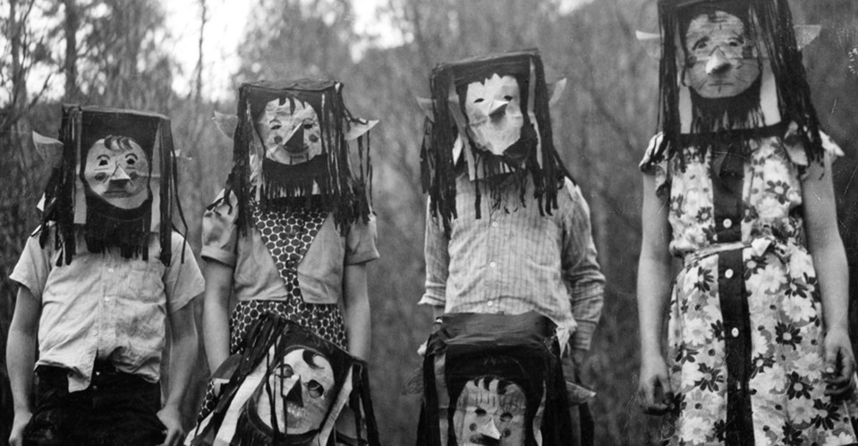 THOUGHT THE CREEPY CLOWN CRAZE WAS SCARY? THEN THESE TERRIFYING PICTURES OF VINTAGE HALLOWEEN COSTUMES WILL GIVE YOU NIGHTMARES