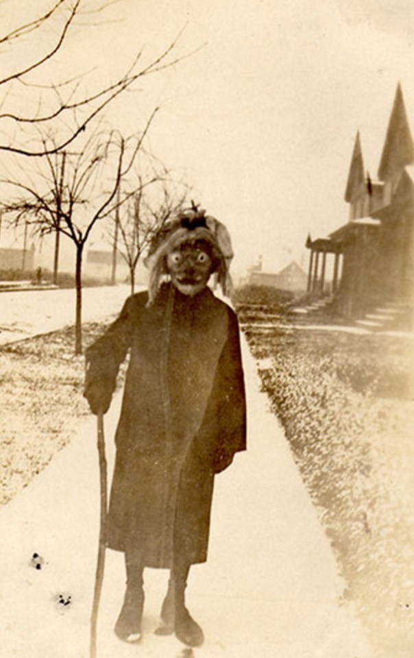 THOUGHT THE CREEPY CLOWN CRAZE WAS SCARY? THEN THESE TERRIFYING PICTURES OF VINTAGE HALLOWEEN COSTUMES WILL GIVE YOU NIGHTMARES