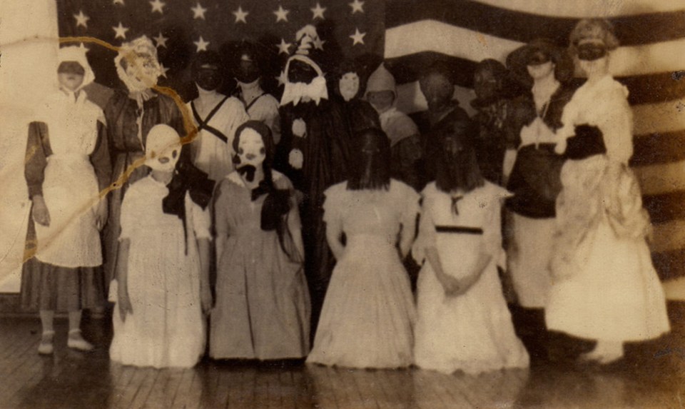 THOUGHT THE CREEPY CLOWN CRAZE WAS SCARY? THEN THESE TERRIFYING PICTURES OF VINTAGE HALLOWEEN COSTUMES WILL GIVE YOU NIGHTMARES