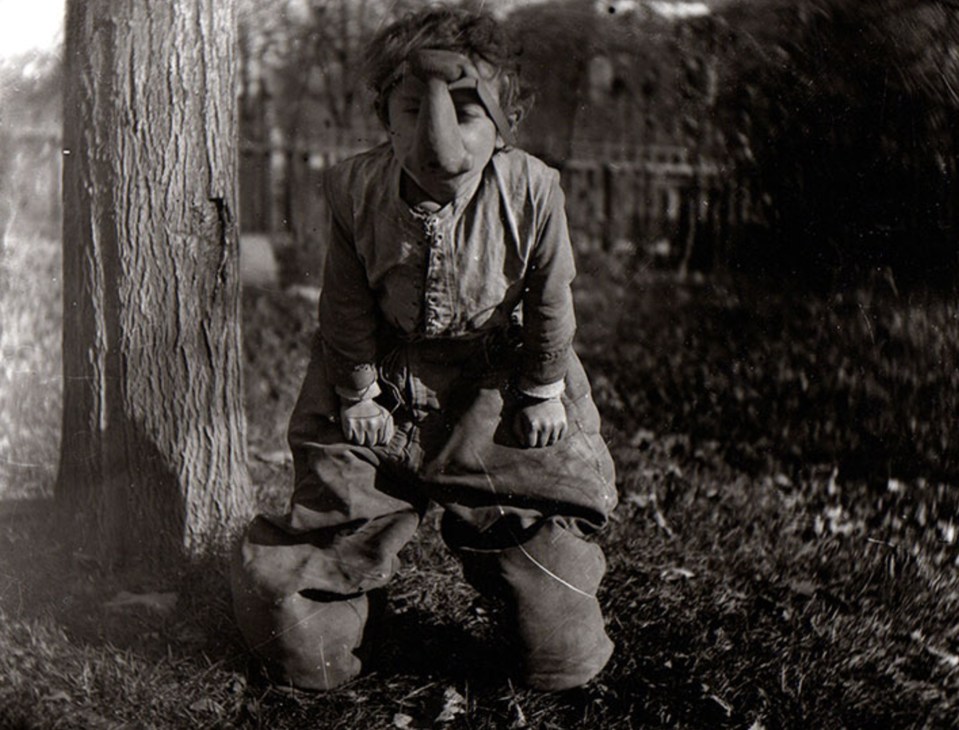 THOUGHT THE CREEPY CLOWN CRAZE WAS SCARY? THEN THESE TERRIFYING PICTURES OF VINTAGE HALLOWEEN COSTUMES WILL GIVE YOU NIGHTMARES