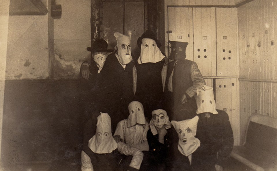 THOUGHT THE CREEPY CLOWN CRAZE WAS SCARY? THEN THESE TERRIFYING PICTURES OF VINTAGE HALLOWEEN COSTUMES WILL GIVE YOU NIGHTMARES