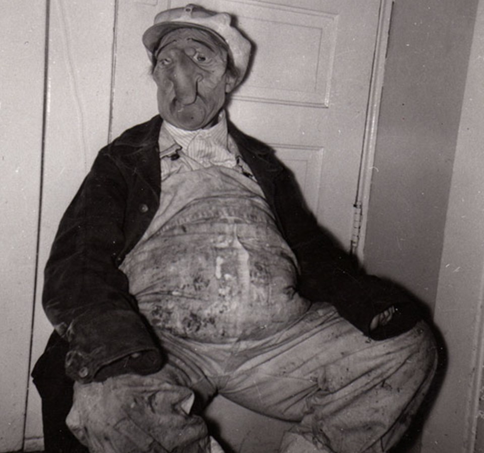 THOUGHT THE CREEPY CLOWN CRAZE WAS SCARY? THEN THESE TERRIFYING PICTURES OF VINTAGE HALLOWEEN COSTUMES WILL GIVE YOU NIGHTMARES