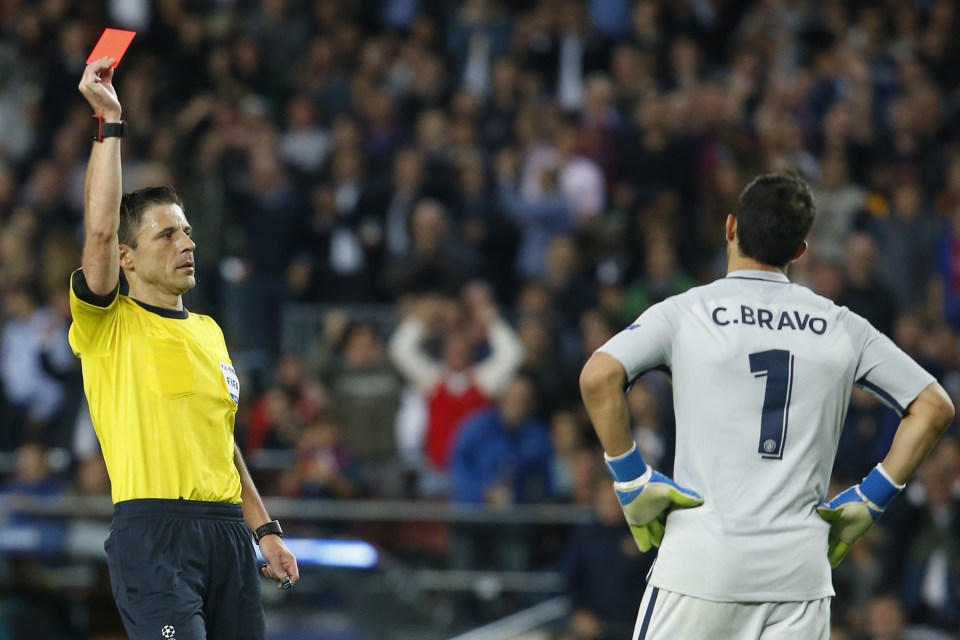  Claudio Bravo saw red for Man City at the Nou Camp