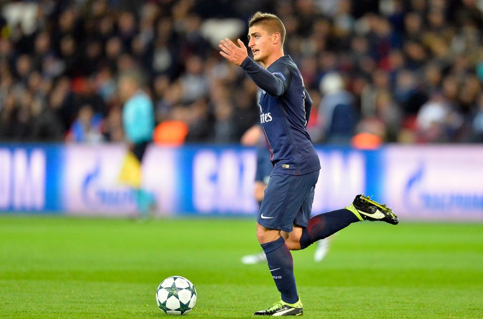 PARIS, FRANCE - OCTOBER 19: Marco Verratti of Paris Saint-Germain asks for options as he runs with the ball during the UEFA Champions League match between Paris Saint-Germain and FC Basel 1893 at Parc des Princes on October 19, 2016 in Paris, France. (Photo by Aurelien Meunier/Getty Images)