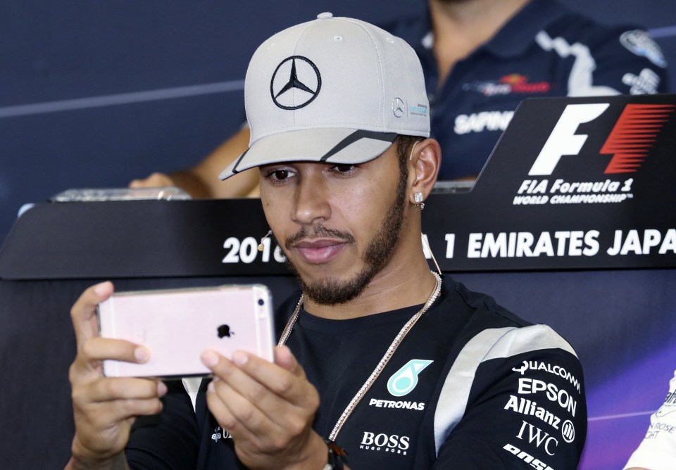  Lewis Hamilton received criticism ahead of the Japanese Grand Prix for playing on his phone