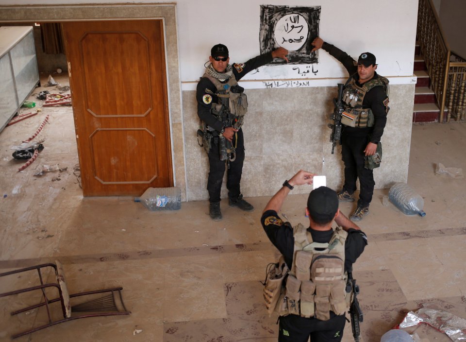  Soldiers pose with an ISIS flag