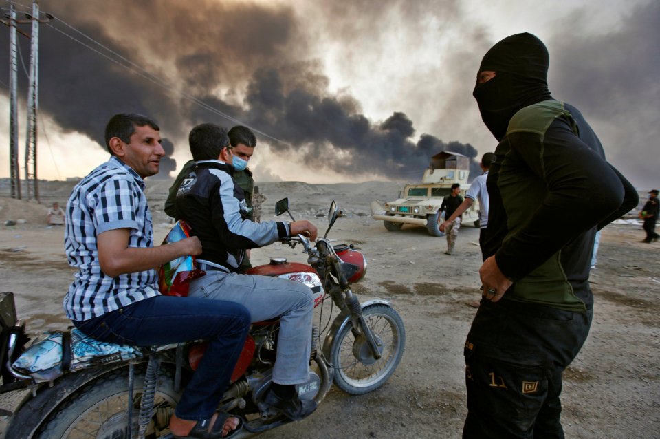  Iraqi army guard a checkpoint in Qayyara