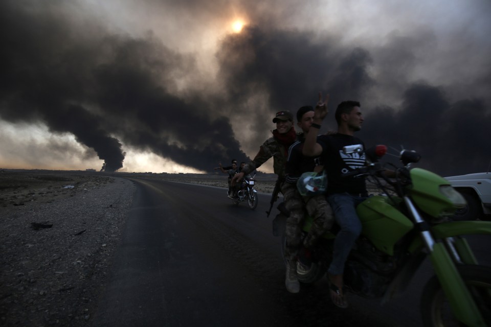  Iraqi families arrive near a checkpoint east of Mosul as they flea areas of unrest, on October 22, 2016, during an operation by the Iraqi army to retake the main hub city from IS