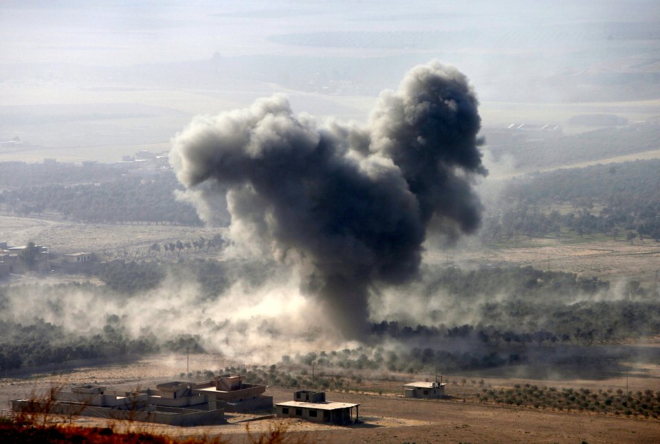  Smoke rises at ISIS militants' positions in the town of Naweran, near Mosul,