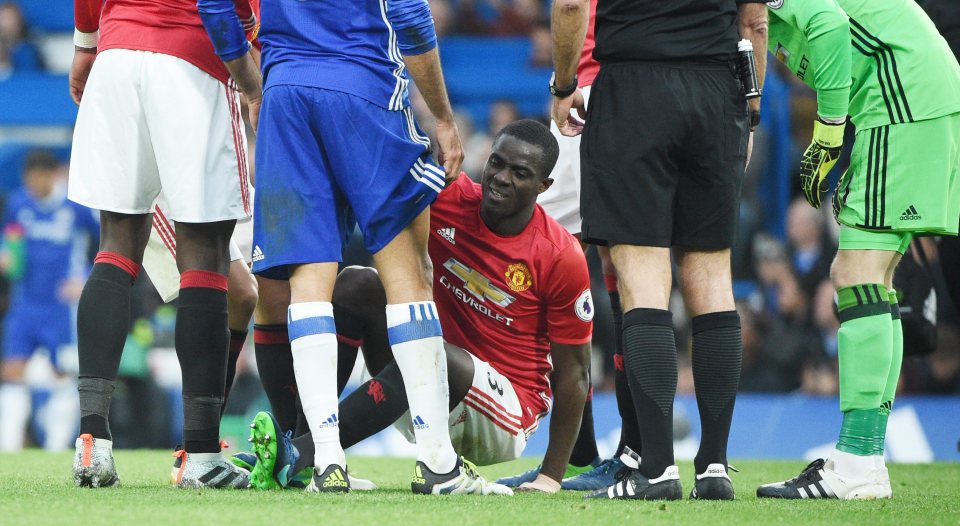 epa05600076 Manchester United Eric Bailly is being helped as it was reported that he has suffered a 'knee injury' during the English Premier League game between Chelsea and Manchester United at Stamford Bridge in London, Britain, 23 October 2016. EPA/FACUNDO ARRIZABALAGA EDITORIAL USE ONLY. No use with unauthorized audio, video, data, fixture lists, club/league logos or 'live' services. Online in-match use limited to 75 images, no video emulation. No use in betting, games or single club/league/player publications