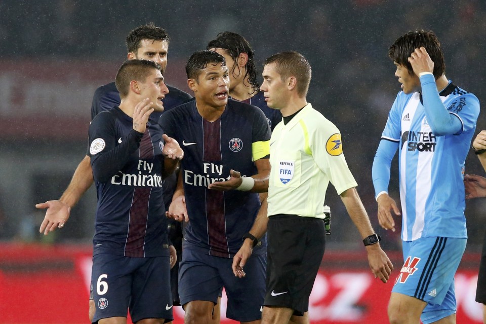 Football Soccer - Paris St Germain v Olympique Marseille - French Ligue 1 - Parc des Princes Stadium, Paris, France - 23/10/16. Paris St Germain's Marco Verratti (L) and Thiago Silva speak with referee Clement Turpin (2ndR). REUTERS/Jacky Naegelen