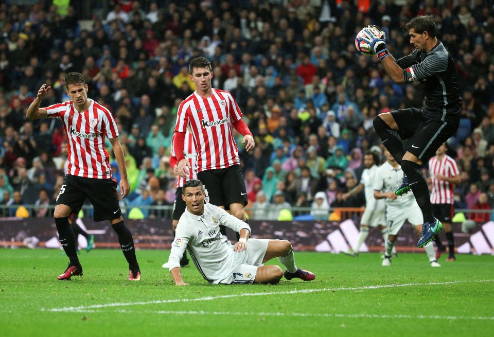 Football Soccer - Spanish Liga Santander - Real Madrid v Athletic Bilbao- Santiago Bernabeu stadium, Madrid, Spain 23/10/16. Real Madrid's Cristiano Ronaldo and Athletic Bilbao's goalkeeper Gorka Iraizoz in action. REUTERS/Andrea Comas