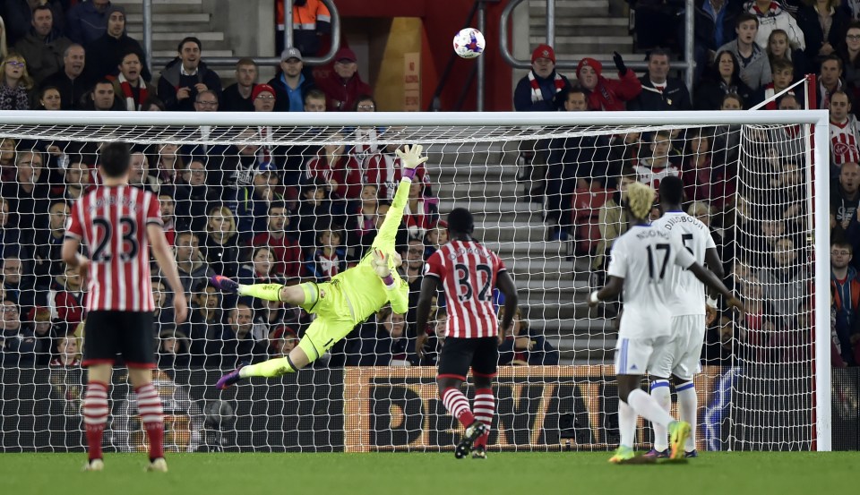  Southampton's club-record signing Sofiane Boufal scored a cracker to win their cup clash against Sunderland