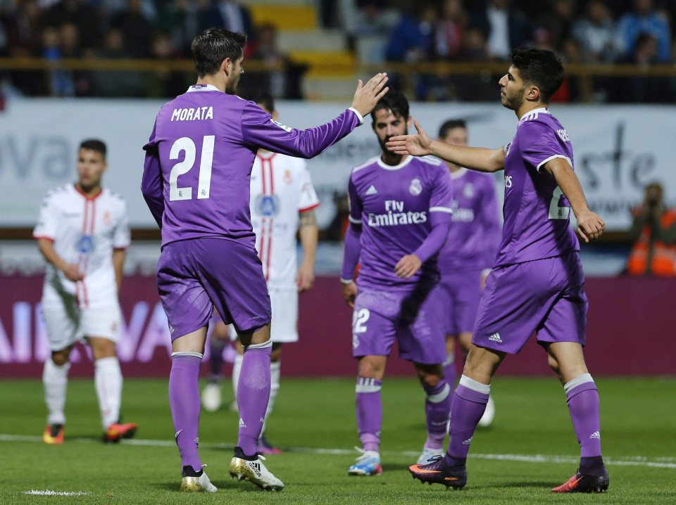  Alvaro Morata (L) celebrates scoring the fifth goal with team-mate Marco Asensio