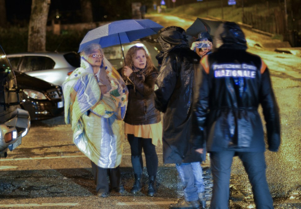  Residents of Ussita, central Italy prepare to spend the night in tents