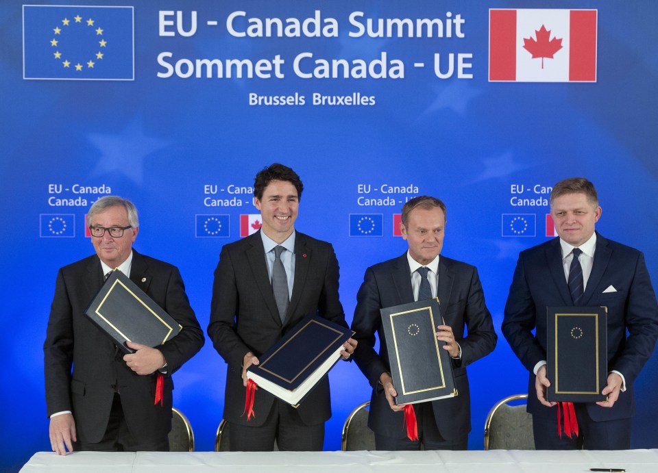  Justin Trudeau, second left, stands with, from left, European Commission President Jean-Claude Juncker, European Council President Donald Tusk and Slovakian Prime Minister Robert Fico after signing CETA