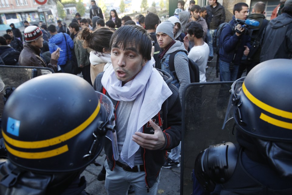  Up to 3,00 migrants set up tents near Stalingrad metro station in Paris