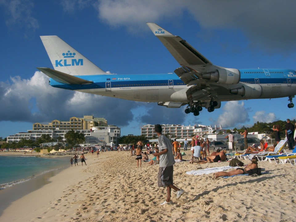 Thrilling sight of KLM Boeing 747 within feet of the beach on St Maarten