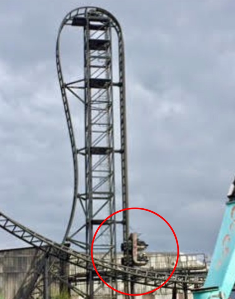  The passengers were stranded as the roller coaster tried to climb the giant Saw